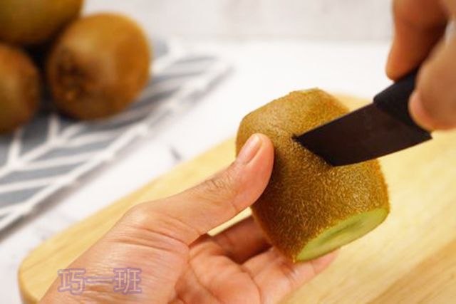 儿童简单水果拼盘做法：猕猴桃做成莲花(图文教程)2