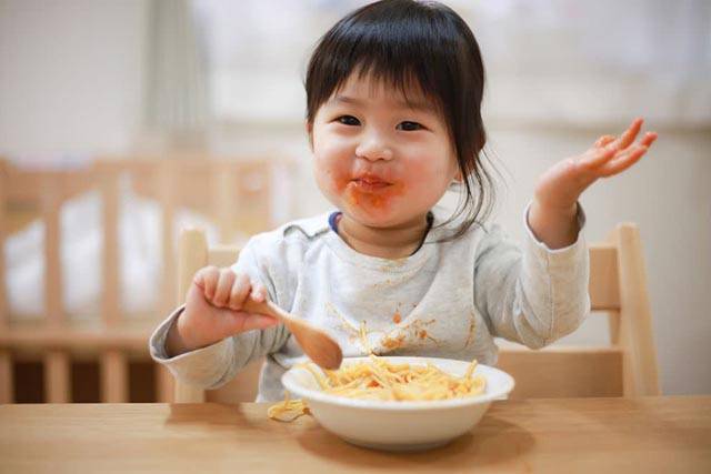 孩子什么时候开始可以训练用汤匙吃饭(图文)