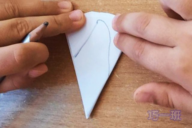 怎么教儿童用最简单方法制作纸菊花(图文教程)3