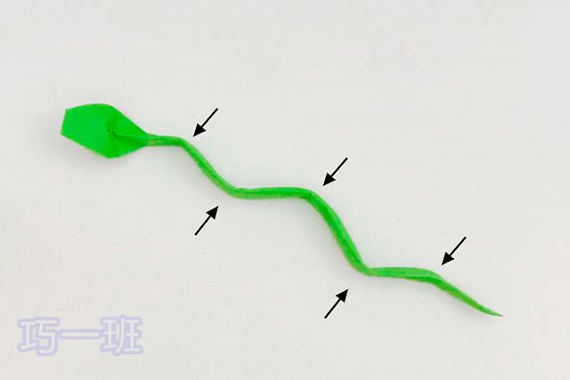 蛇年手工制作：怎么用纸简单折一条蛇(图文教程)12
